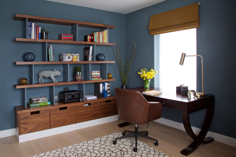На фото: рабочее место среднего размера в стиле ретро с синими стенами, светлым паркетным полом и отдельно стоящим рабочим столом с