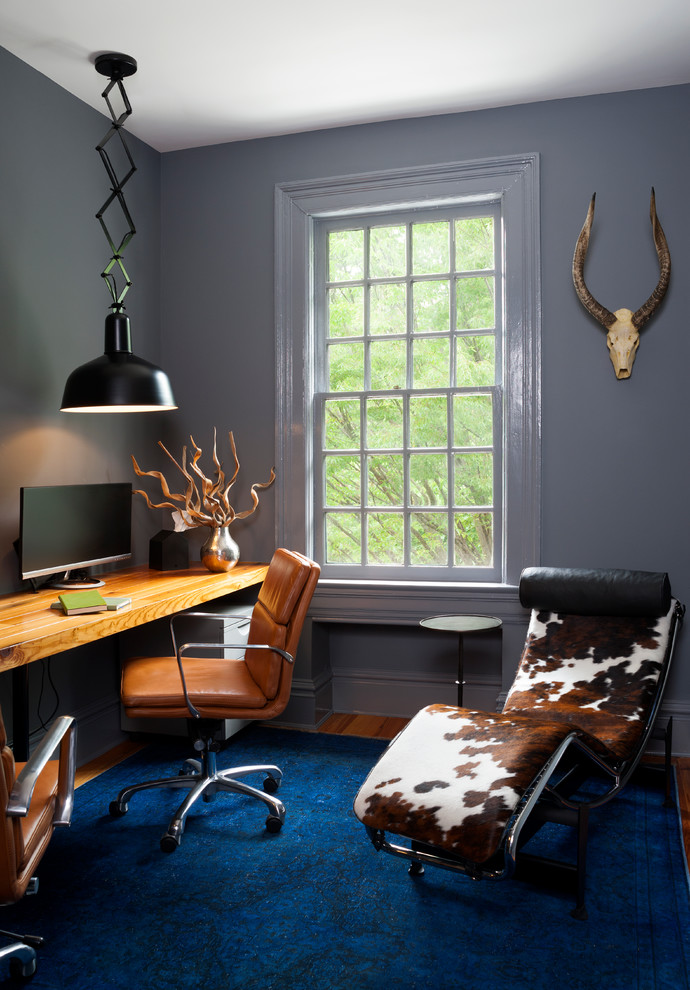 Ispirazione per un piccolo ufficio design con pareti grigie, moquette, nessun camino e scrivania incassata