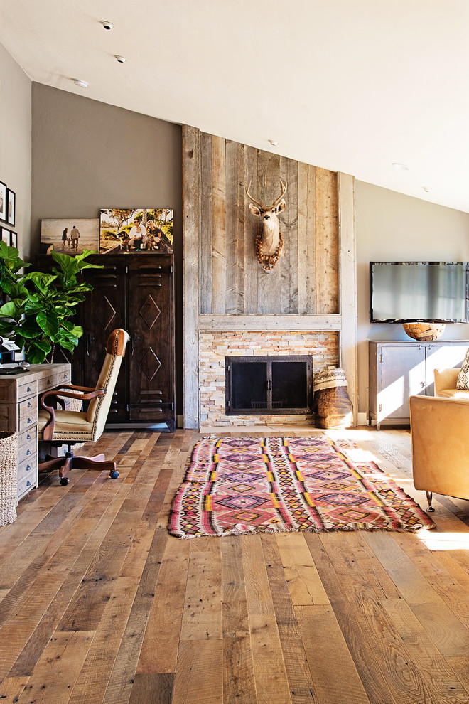 Foto de despacho campestre de tamaño medio sin chimenea con paredes beige, suelo de madera clara y escritorio independiente
