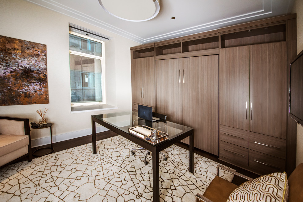 Modelo de despacho moderno de tamaño medio sin chimenea con paredes beige y suelo de madera oscura