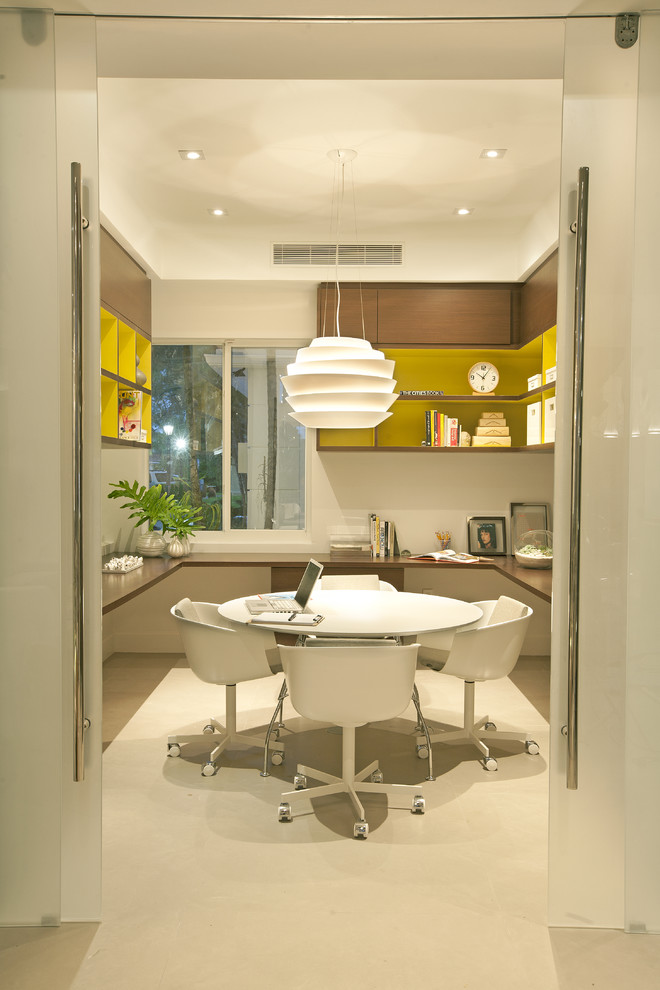 Стильный дизайн: кабинет в стиле ретро с белыми стенами и отдельно стоящим рабочим столом - последний тренд
