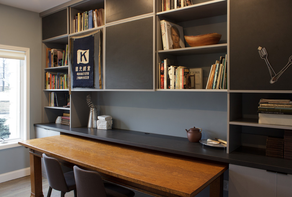 Ejemplo de despacho contemporáneo de tamaño medio con paredes azules, suelo de madera en tonos medios y escritorio independiente