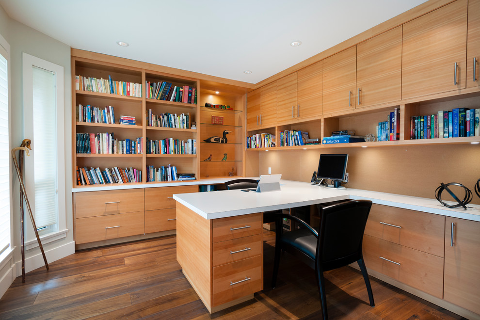 Inspiration pour un bureau traditionnel de taille moyenne avec un mur gris, un sol en bois brun, aucune cheminée et un bureau intégré.