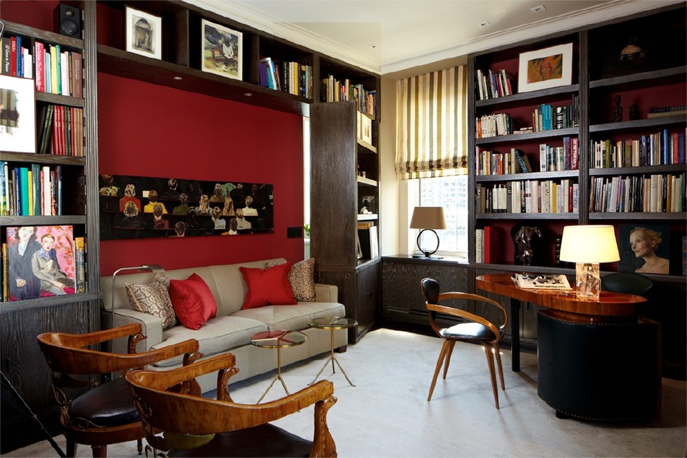 Imagen de despacho tradicional de tamaño medio con paredes marrones, moqueta y escritorio independiente