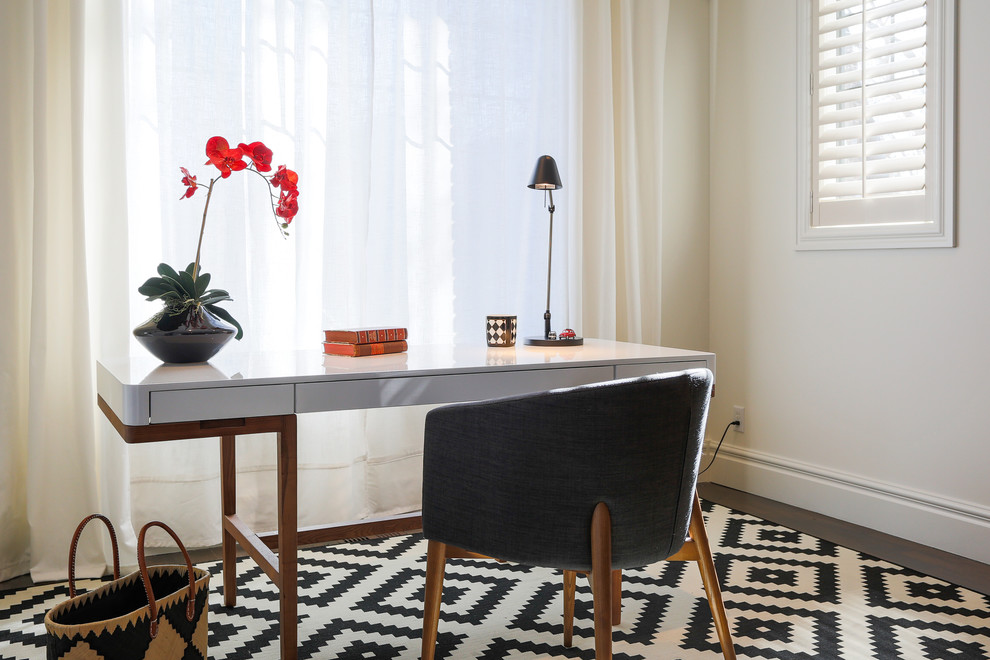 Inredning av ett minimalistiskt arbetsrum, med ett fristående skrivbord