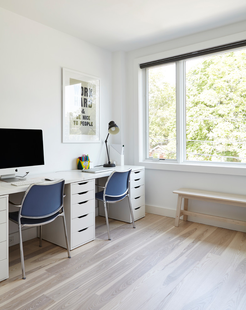 Cette photo montre un petit bureau moderne de type studio avec un mur blanc, parquet clair, un bureau indépendant et un sol multicolore.