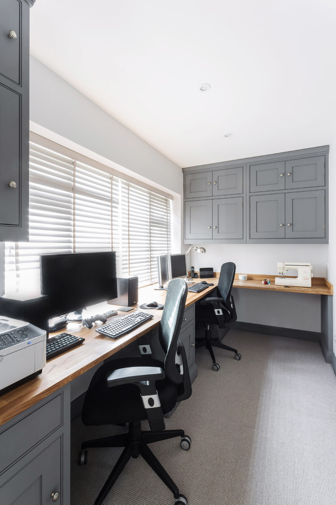 Esempio di un ufficio chic di medie dimensioni con pareti bianche, moquette, scrivania incassata e pavimento grigio