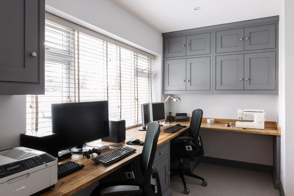 Idée de décoration pour un bureau tradition de taille moyenne avec un mur blanc, moquette, un bureau intégré et un sol gris.