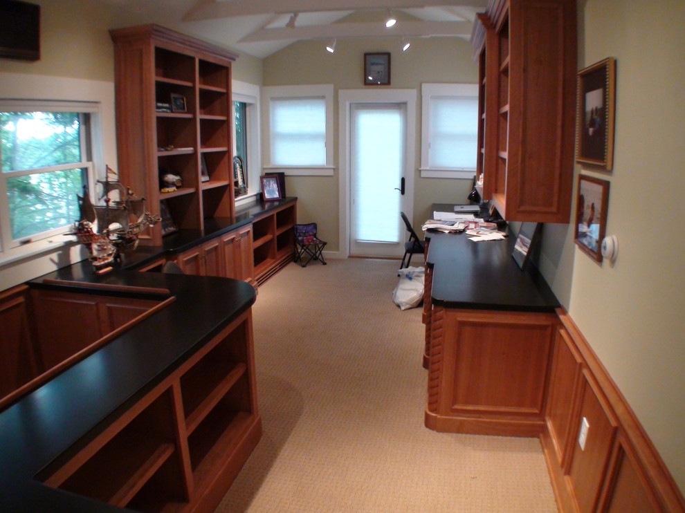 Ejemplo de despacho tradicional grande sin chimenea con paredes beige, moqueta y escritorio empotrado