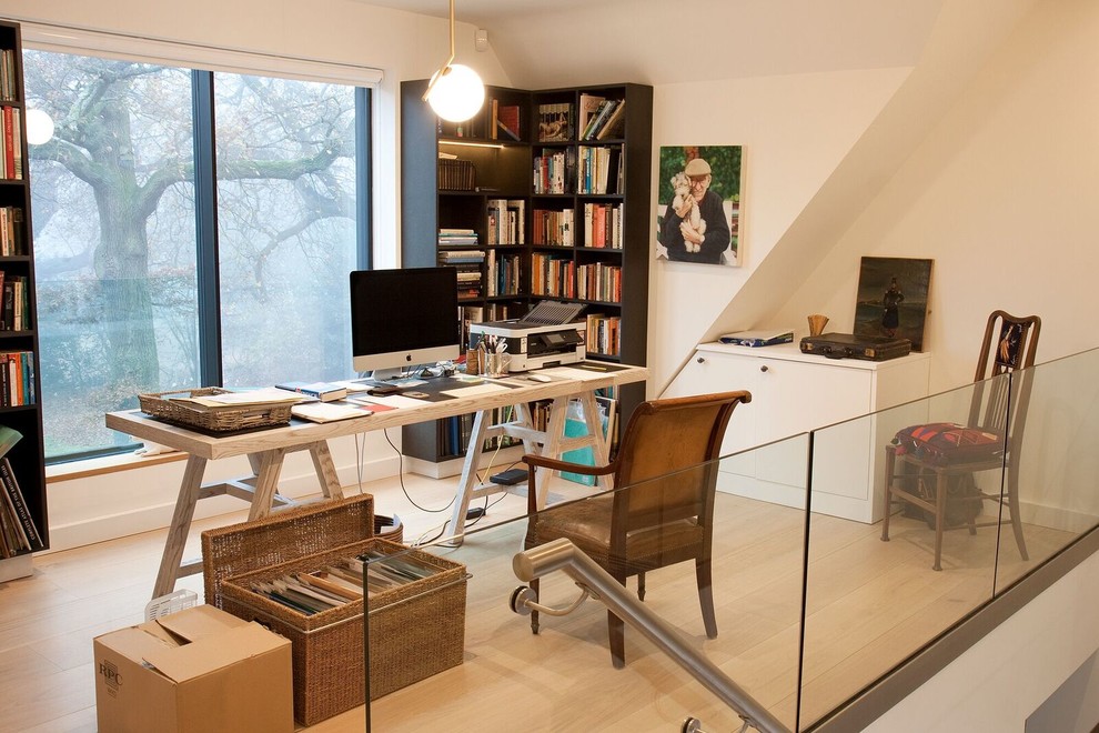 バークシャーにある小さなエクレクティックスタイルのおしゃれな書斎 (ベージュの壁、淡色無垢フローリング、自立型机) の写真