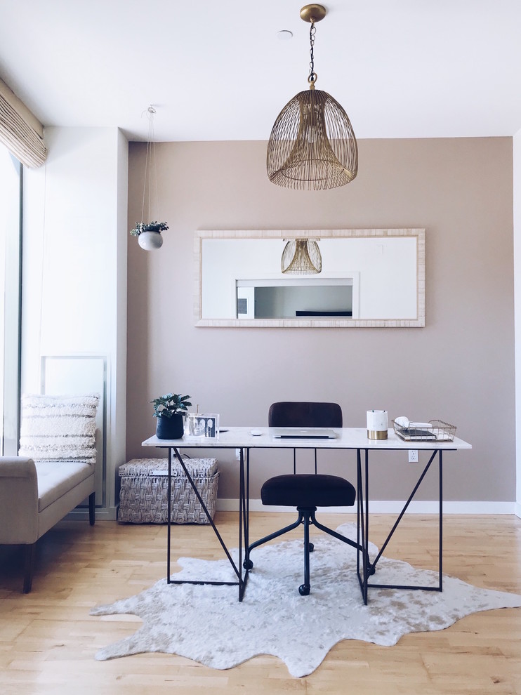 Ejemplo de despacho costero con suelo de madera clara, escritorio independiente, suelo marrón y paredes grises