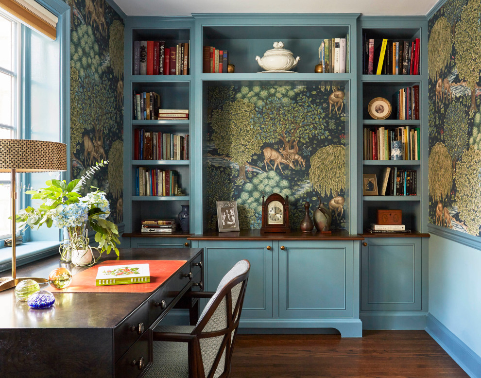 Inspiration pour un petit bureau traditionnel avec un mur bleu, un sol en bois brun, aucune cheminée, un bureau indépendant et un sol marron.