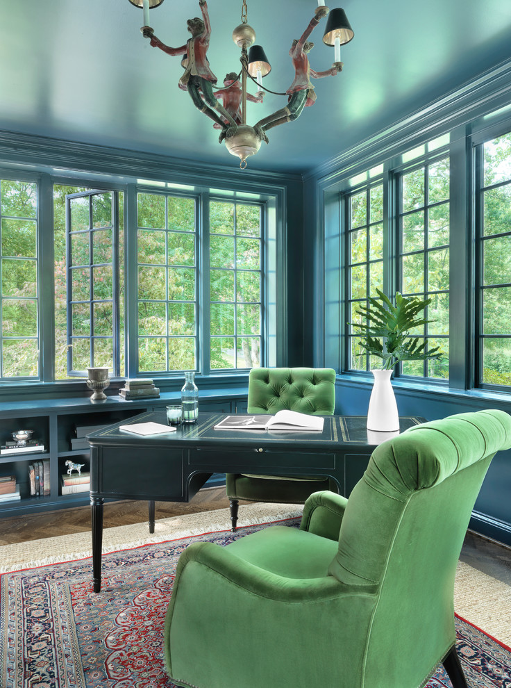 Ejemplo de despacho tradicional de tamaño medio sin chimenea con paredes azules, suelo de madera en tonos medios y escritorio independiente