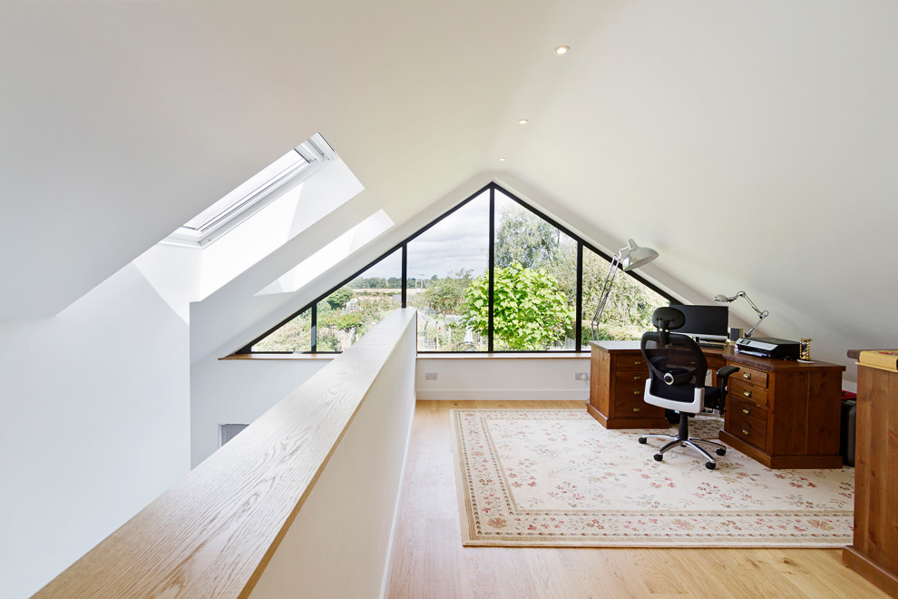Ispirazione per un ufficio minimalista di medie dimensioni con pareti bianche, pavimento in laminato, scrivania autoportante, pavimento beige e soffitto a volta