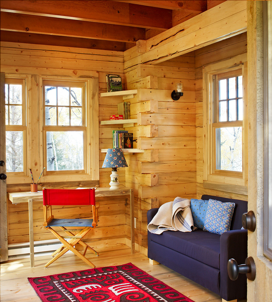 Esempio di uno studio stile rurale con pavimento in legno massello medio e scrivania autoportante