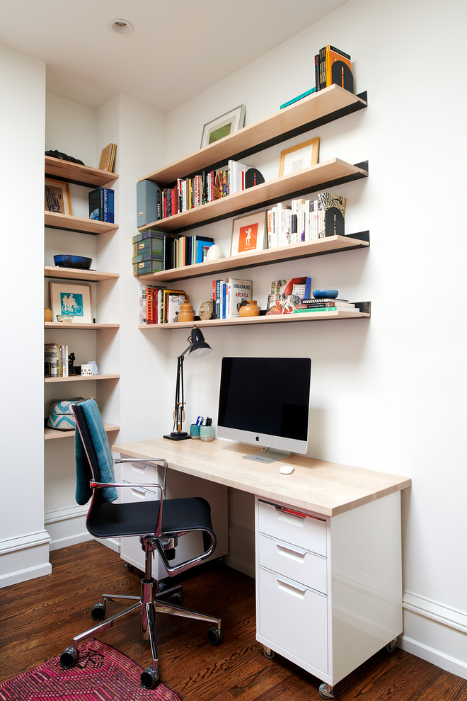 Immagine di uno studio boho chic con pareti bianche, pavimento in legno massello medio, scrivania autoportante e pavimento marrone