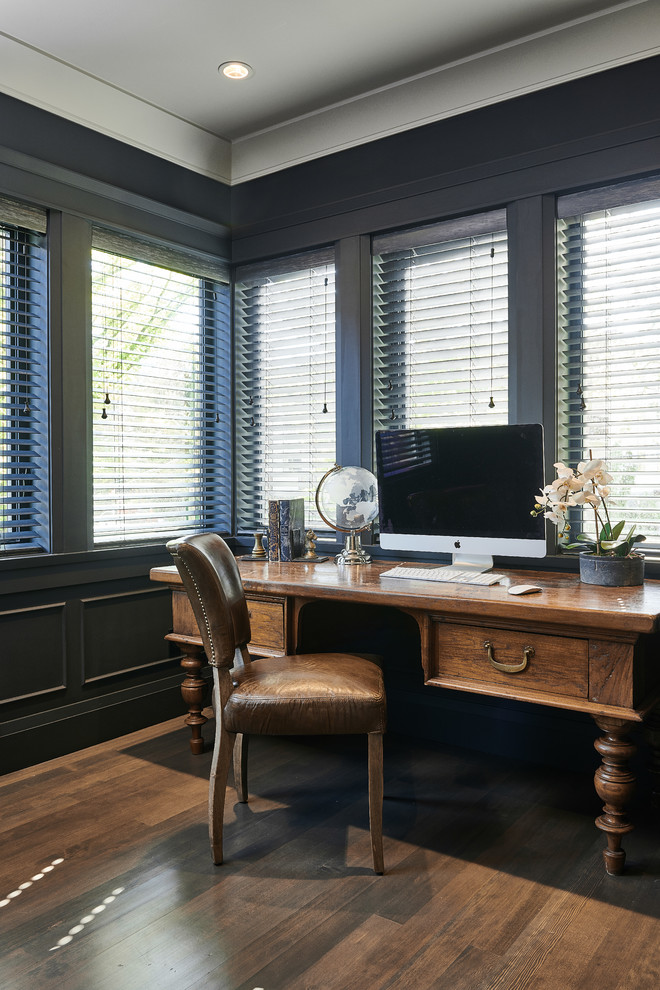 Foto di uno studio tradizionale di medie dimensioni con pareti blu, parquet scuro, scrivania autoportante e pavimento marrone