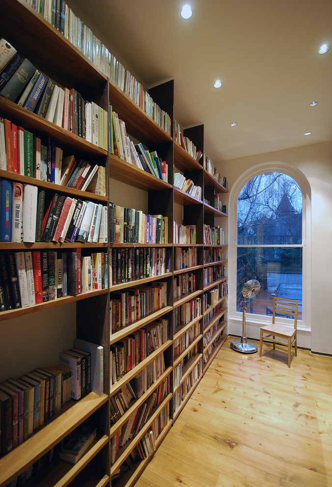 ロンドンにある高級な広いコンテンポラリースタイルのおしゃれなホームオフィス・書斎 (白い壁、淡色無垢フローリング、暖炉なし) の写真