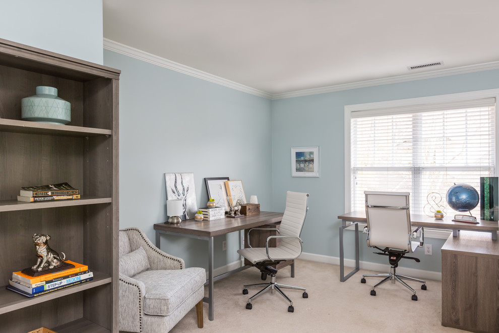 Foto di un ufficio tradizionale di medie dimensioni con pareti blu, moquette, nessun camino e scrivania autoportante
