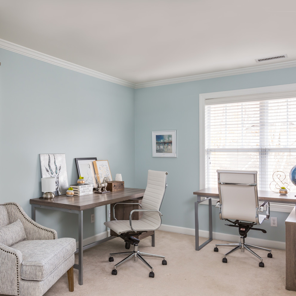 Mittelgroßes Klassisches Arbeitszimmer ohne Kamin mit Arbeitsplatz, blauer Wandfarbe, Teppichboden und freistehendem Schreibtisch in Raleigh