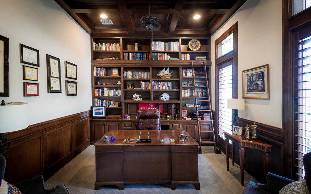 ヒューストンにある高級な中くらいなカントリー風のおしゃれなホームオフィス・書斎 (ライブラリー、カーペット敷き、グレーの床) の写真
