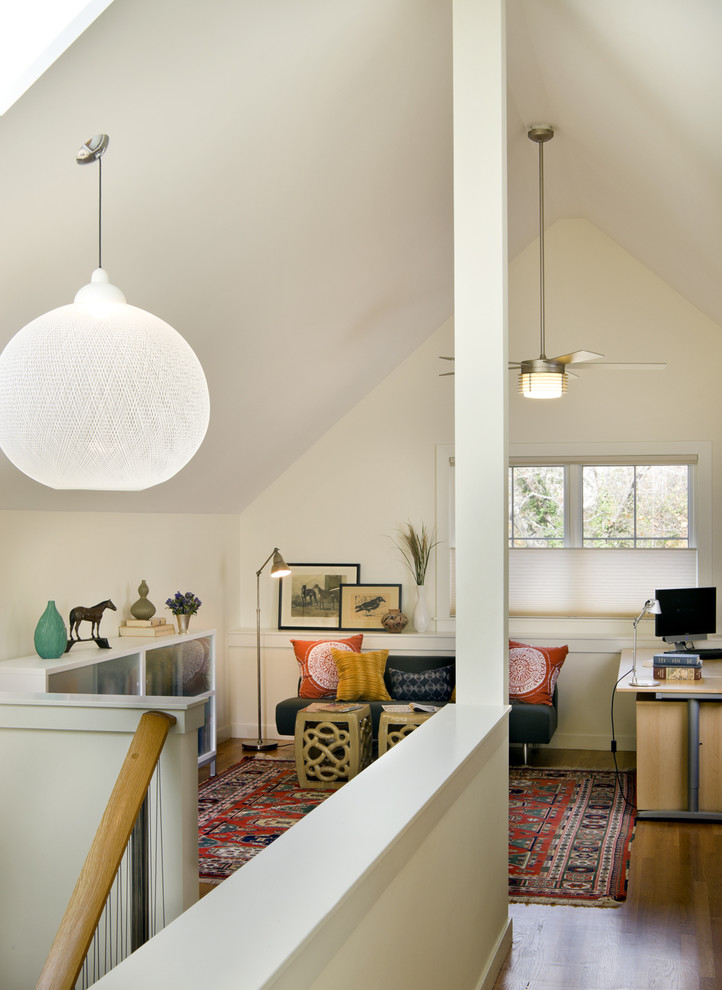 Immagine di uno studio design con pareti bianche, pavimento in legno massello medio e scrivania autoportante