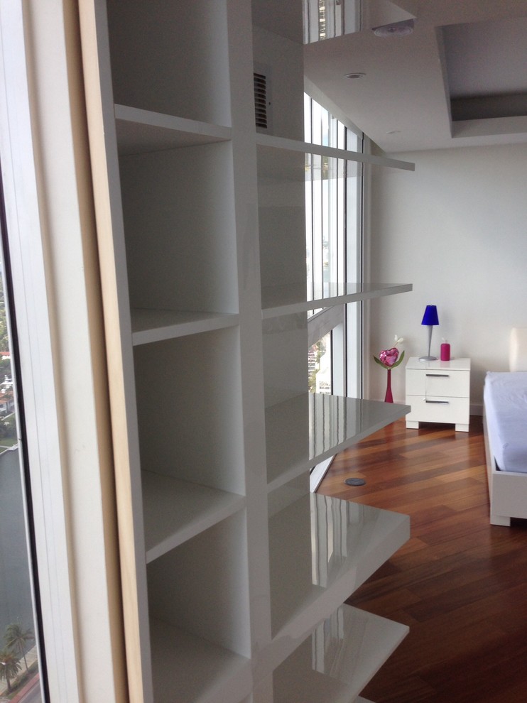 Großes Modernes Arbeitszimmer ohne Kamin mit Studio, weißer Wandfarbe und braunem Holzboden in Miami