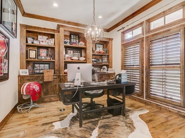 This is an example of a modern home office in Dallas.