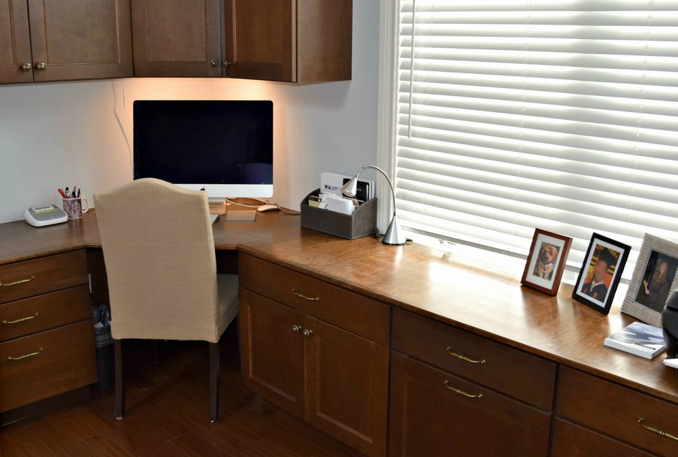 Cette image montre un bureau traditionnel de taille moyenne avec un bureau intégré.
