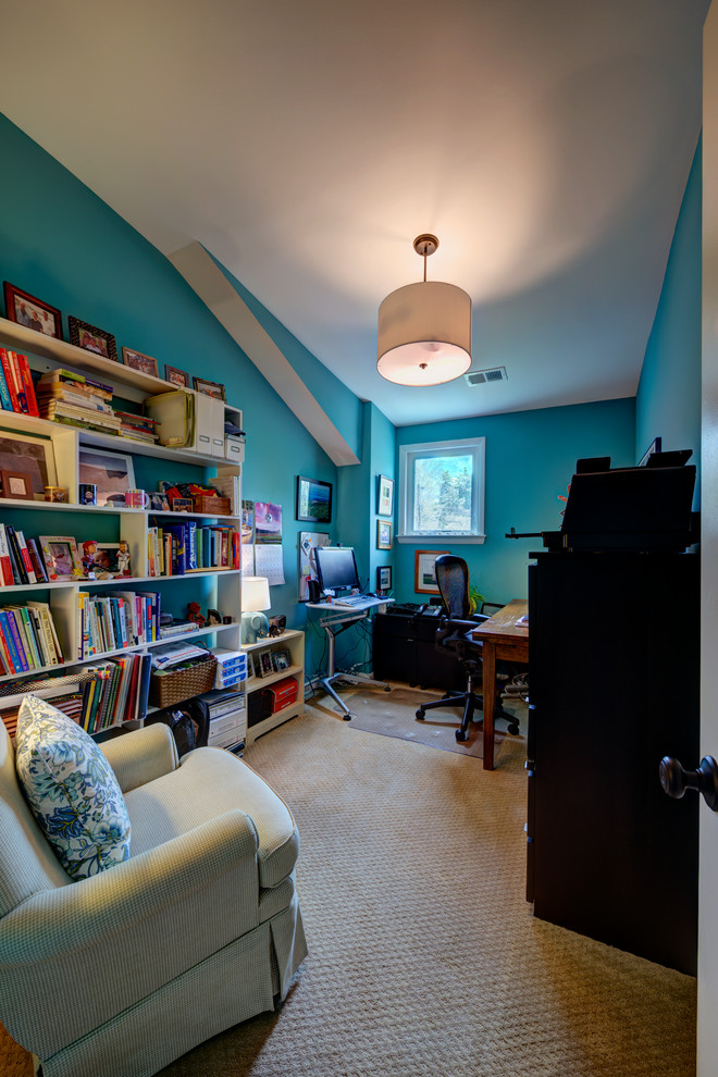 Idéer för att renovera ett litet funkis hemmabibliotek, med blå väggar, heltäckningsmatta och ett fristående skrivbord