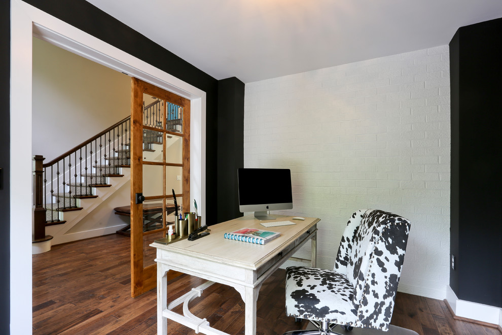 Mittelgroßes Landhausstil Arbeitszimmer ohne Kamin mit Arbeitsplatz, schwarzer Wandfarbe, dunklem Holzboden, freistehendem Schreibtisch und blauem Boden in Washington, D.C.