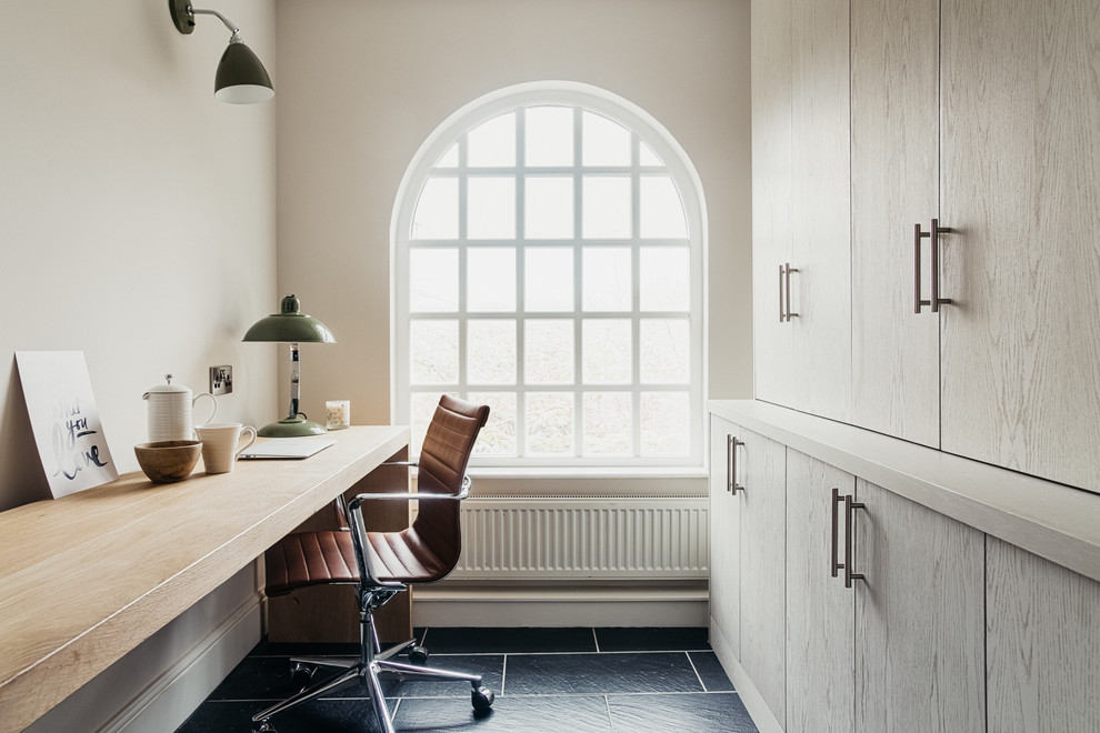 Modelo de despacho campestre sin chimenea con paredes blancas, escritorio independiente y suelo negro