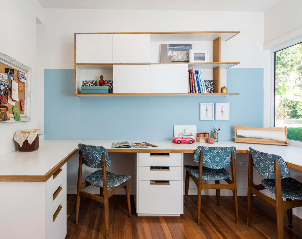 Modernes Arbeitszimmer mit blauer Wandfarbe und Einbau-Schreibtisch in Gold Coast - Tweed