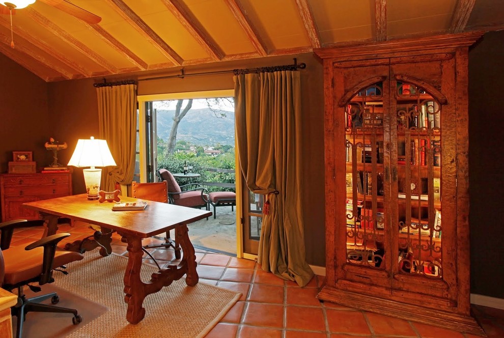 サンタバーバラにある地中海スタイルのおしゃれなホームオフィス・書斎の写真