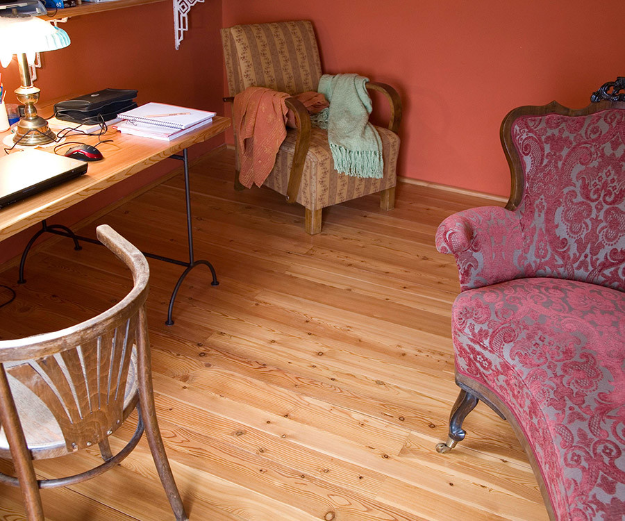Foto de despacho mediterráneo pequeño con paredes rojas, suelo de madera en tonos medios y escritorio independiente