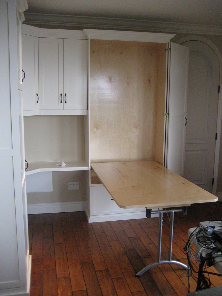Ispirazione per uno studio chic di medie dimensioni con pareti beige, pavimento in legno massello medio e scrivania incassata