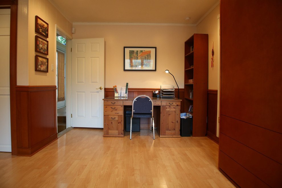 Ispirazione per un ufficio stile americano di medie dimensioni con pareti beige, parquet chiaro, scrivania autoportante, nessun camino e pavimento marrone