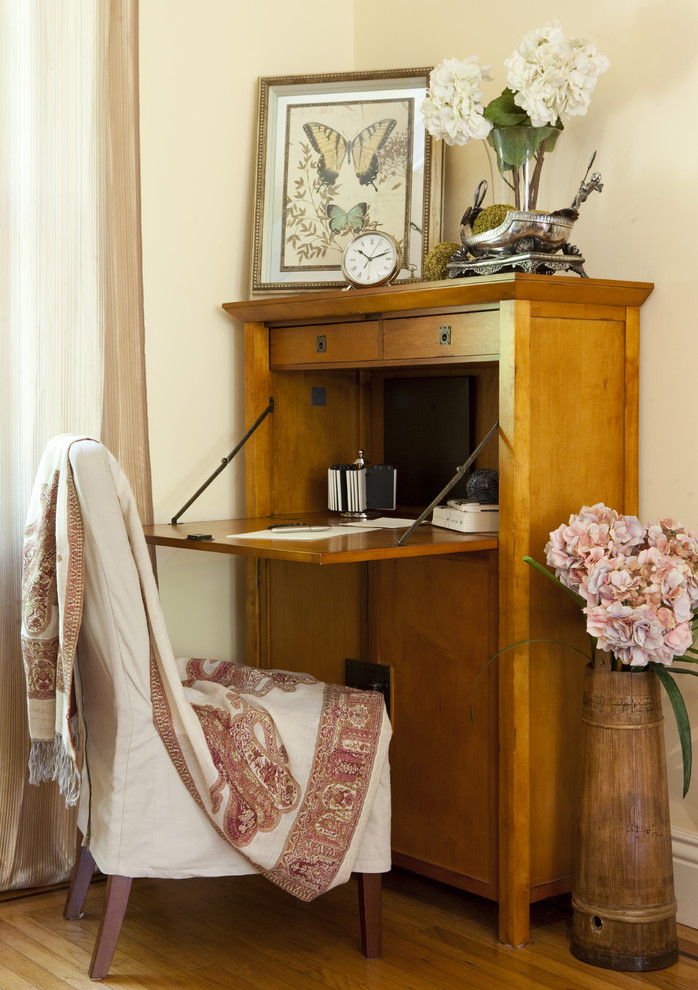 Foto di uno studio bohémian con pareti beige, pavimento in legno massello medio e scrivania autoportante