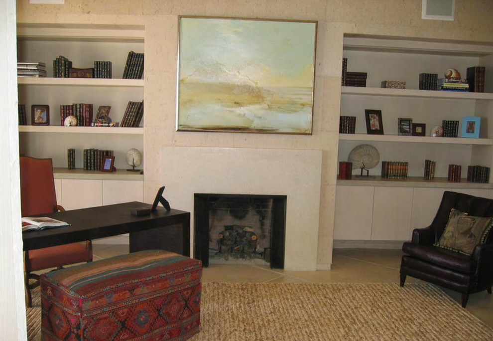 他の地域にあるお手頃価格の中くらいなトラディショナルスタイルのおしゃれな書斎 (ベージュの壁、自立型机、コンクリートの床、標準型暖炉、タイルの暖炉まわり) の写真