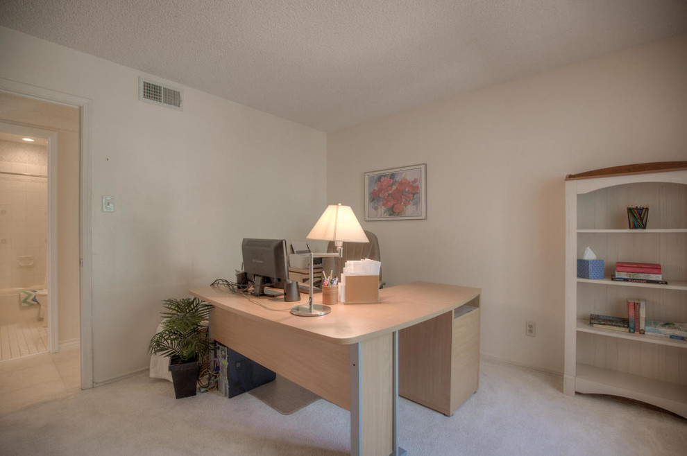Cette photo montre un bureau tendance de taille moyenne avec un mur blanc, moquette, aucune cheminée, un sol blanc et un bureau indépendant.