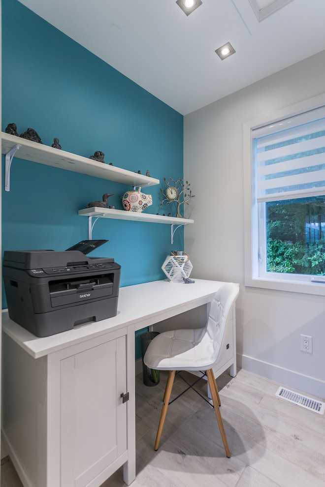 Inredning av ett klassiskt litet arbetsrum, med blå väggar, klinkergolv i keramik och beiget golv