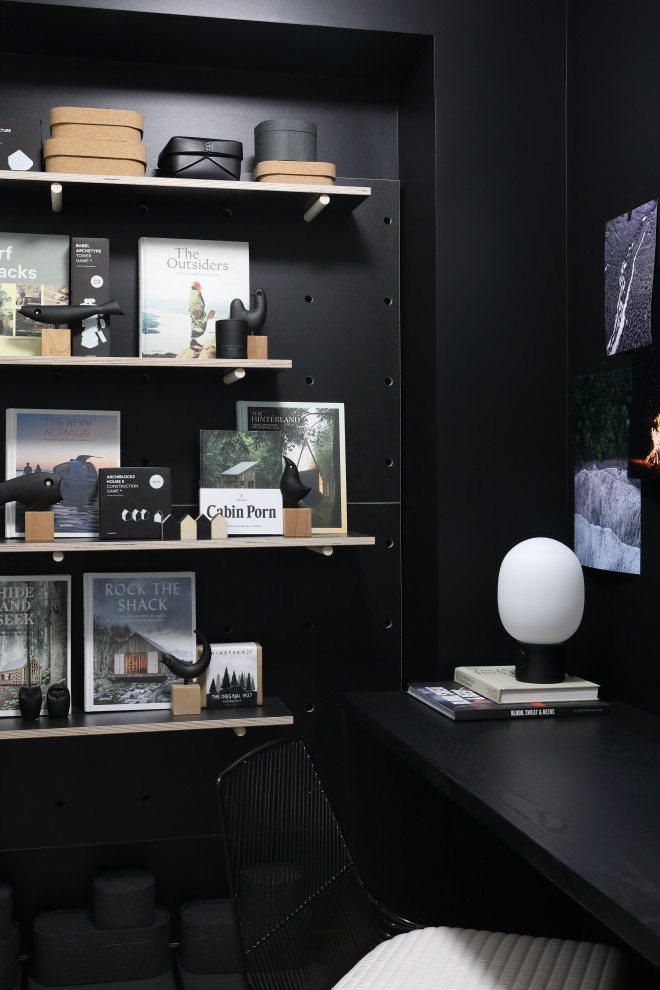 Imagen de estudio minimalista pequeño con paredes blancas, moqueta, escritorio independiente y suelo beige
