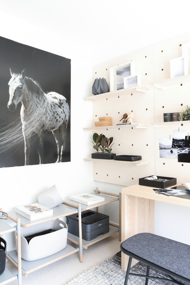 Imagen de estudio minimalista pequeño con paredes blancas, moqueta, escritorio independiente y suelo beige