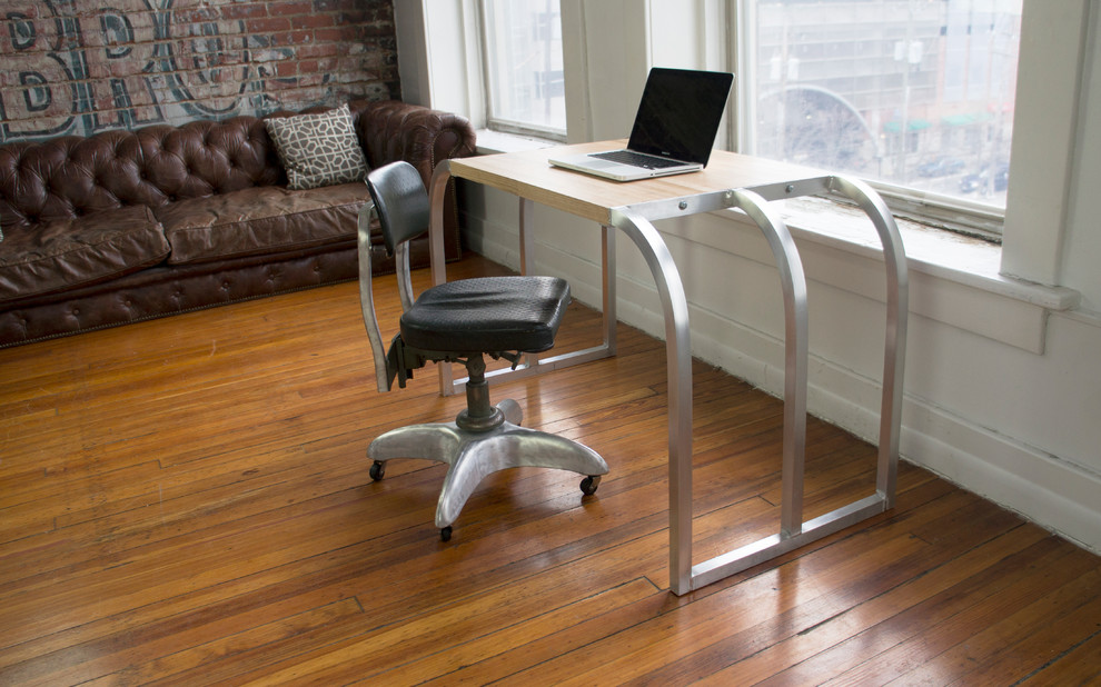Ejemplo de despacho urbano de tamaño medio sin chimenea con paredes blancas, suelo de madera en tonos medios y escritorio independiente