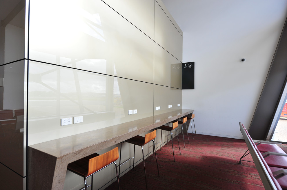 Foto di un grande ufficio minimalista con pareti beige, moquette, pavimento rosa e scrivania incassata