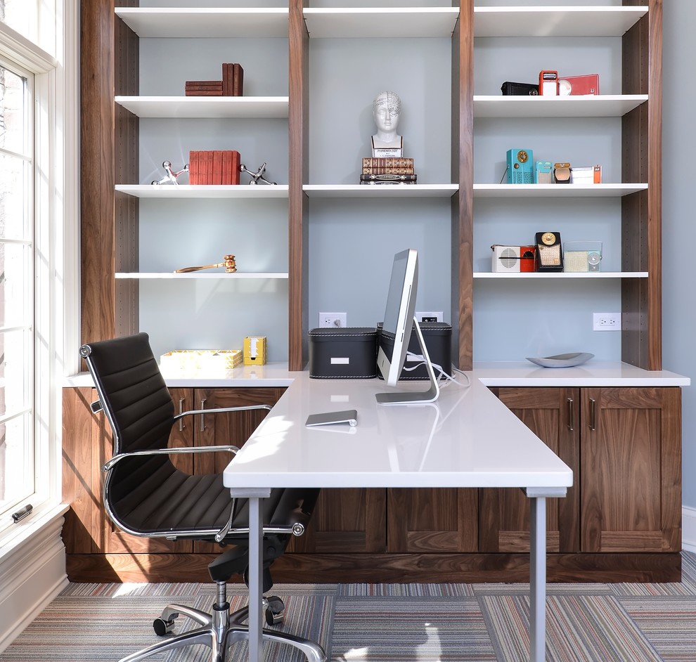Imagen de despacho clásico renovado con paredes azules, moqueta y escritorio empotrado