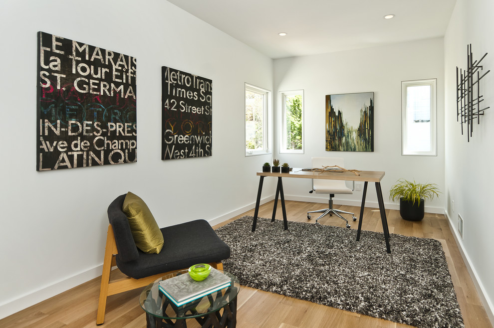 Idéer för ett mellanstort modernt arbetsrum, med vita väggar, mellanmörkt trägolv och ett fristående skrivbord