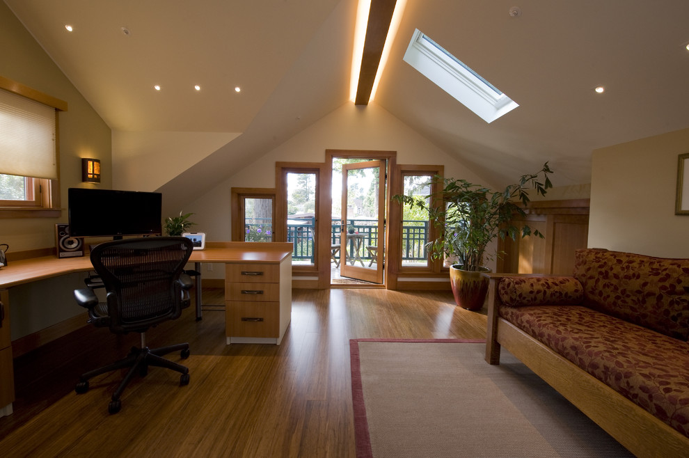 Immagine di un ufficio tradizionale con pareti bianche, pavimento in legno massello medio, scrivania autoportante e pavimento marrone