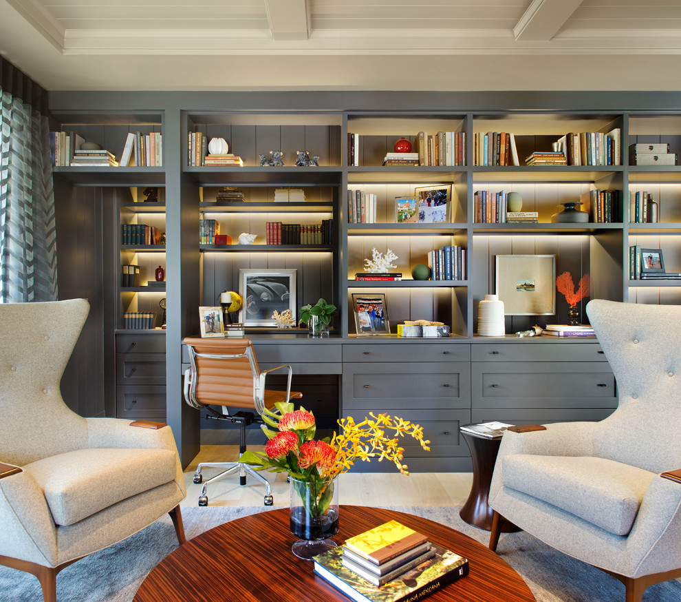 サンディエゴにある広いトランジショナルスタイルのおしゃれな書斎 (淡色無垢フローリング、造り付け机、暖炉なし、ベージュの床) の写真