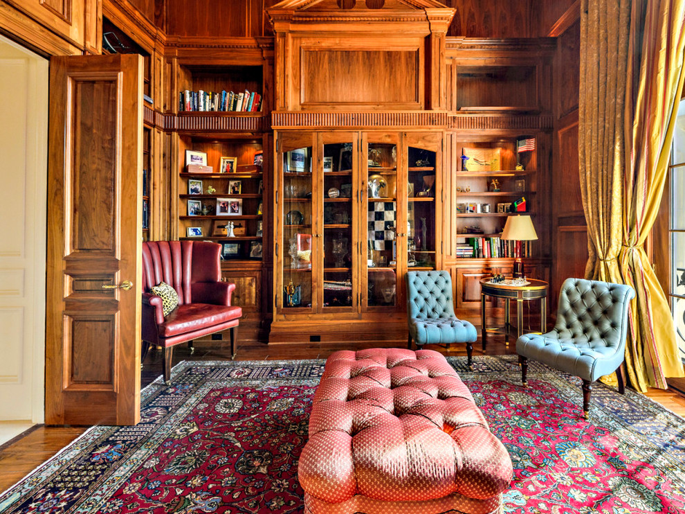 Idéer för att renovera ett mycket stort vintage hemmabibliotek, med mellanmörkt trägolv och ett fristående skrivbord